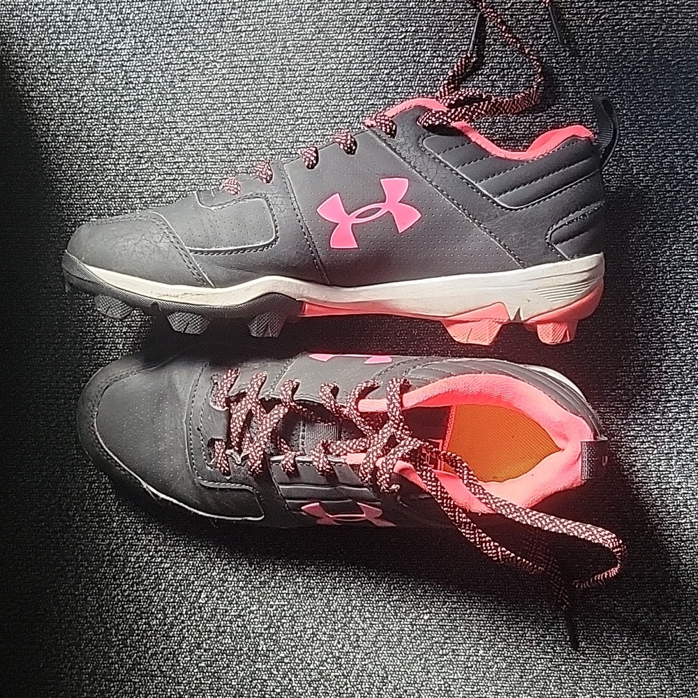 Under Armour baseball cleats- size 4.5
